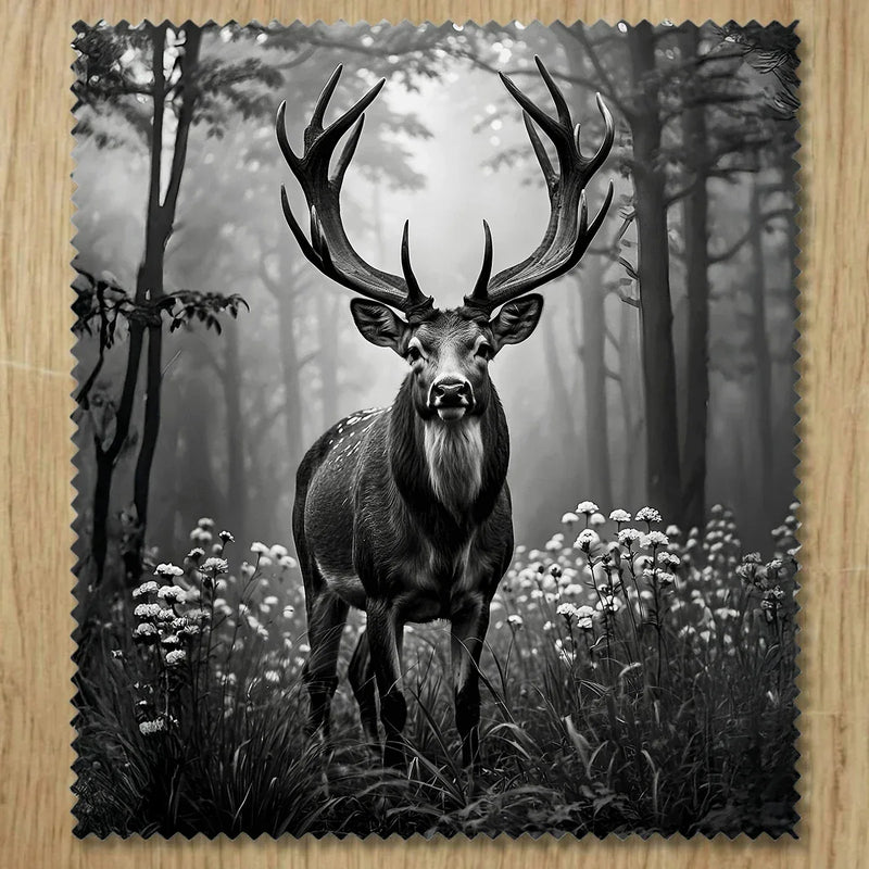 Chiffonnette illustrée d'un cerf majestueux en noir et blanc, dessin artisanal cerf noir et blanc