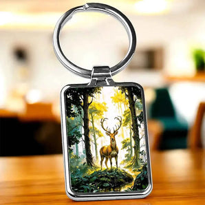 Porte-clé illustré d'un cerf majestueux dans une forêt dorée, dessin artisanal cerf forêt