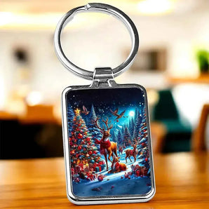 Porte-clé illustré d'un renne à l'écharpe rouge devant un sapin de Noël scintillant, dessin artisanal renne de Noël
