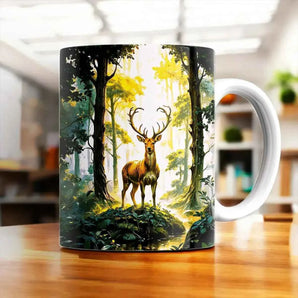 Mug avec un cerf majestueux debout sur un rocher moussu dans une forêt dorée, illustration artisanale cerf forêt