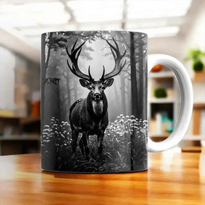 Mug avec un cerf majestueux en noir et blanc parmi des fleurs sauvages, illustration artisanale cerf noir et blanc