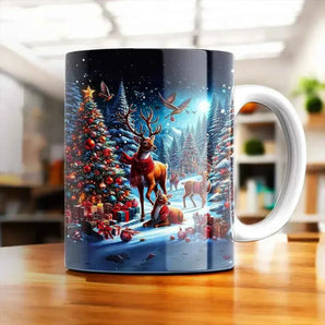 Mug avec un renne à l'écharpe rouge devant un sapin de Noël scintillant, illustration artisanale renne de Noël