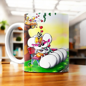 Tasse Diddl illustrée à la main en Anjou avec deux souris amoureuses sur un banc, cœurs et oiseaux