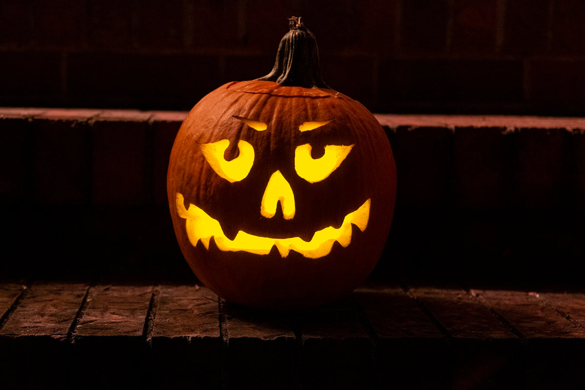 Citrouille d'Halloween illuminée la nuit