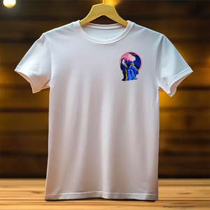 T-shirt Mao Mao : coton blanc avec broderie circulaire de deux figures en robes bleues sur ciel rose et violet